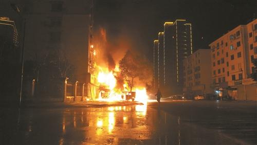 浙江台州一甲醇运输车爆炸 隔壁居民楼起火